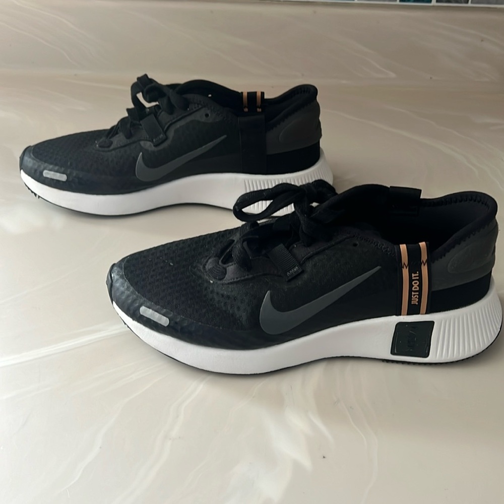 Nike women’s size 6.5 like new barely worn